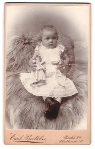 Fotografie Emil Boettcher, Berlin, Skalitzerstrasse 62, Kleinkind mit Puppe