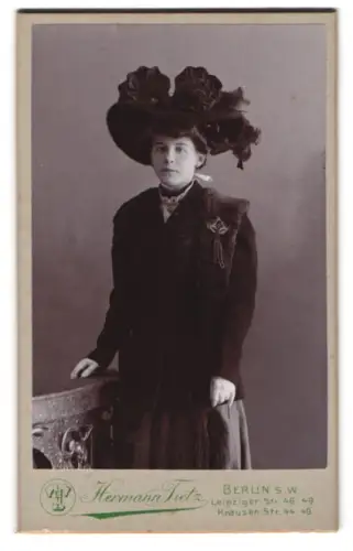 Fotografie Hermann Tietz, Berlin, Leipziger Strasse 46-49, Dame mit opulentem Hut