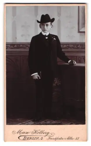 Fotografie Max Kolberg, Berlin, Frankfurter Allee 53, Junger Mann im Anzug mit Hut