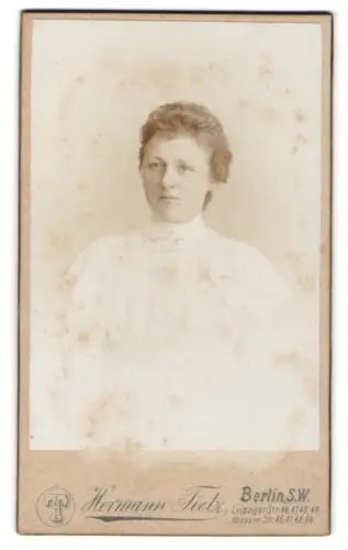 Fotografie Hermann Tietz, Berlin, Leipziger Strasse 46, Frauenporträt im weissen Kleid 1901