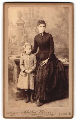 Fotografie Adalbert Werner, München, Dachauerstr. 6, Dame mit Kind im Atelier