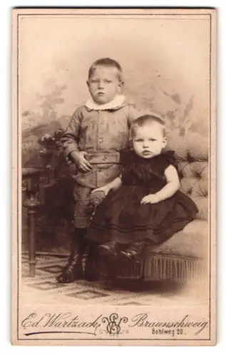 Fotografie Ed. Wartzack, Braunschweig, Bohlweg 20, Zwei Kinder auf einem Sofa