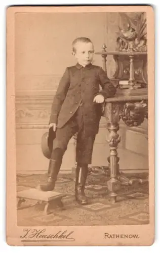 Fotografie J. Heuschkel, Rathenow, Schützenstr. 6, Kleiner Junge mit Schirmmütze