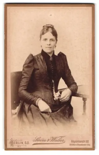 Fotografie Ström & Walther, Berlin, Köpenickerstrasse 102, Dame im dunklen Kleid