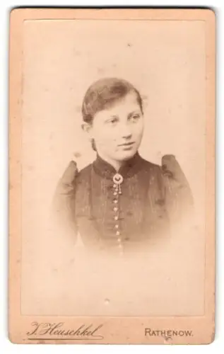 Fotografie J. Heuschkel, Rathenow, Schützenstr. 6, Porträt einer jungen Frau