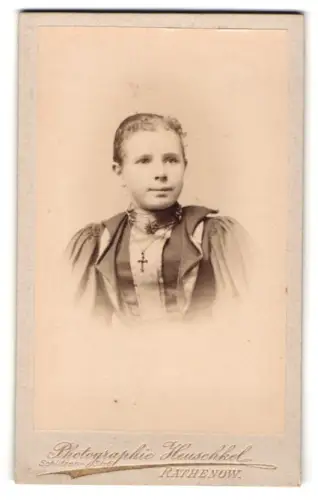 Fotografie Johanna Heuschkel, Rathenow, Schützenstr. 6, Porträt einer Frau mit Kreuzkette