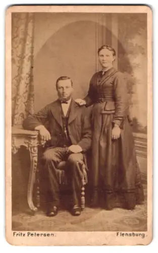Fotografie Fritz Petersen, Flensburg, Gr. Johannisstr. 1038, Paar in eleganter Kleidung