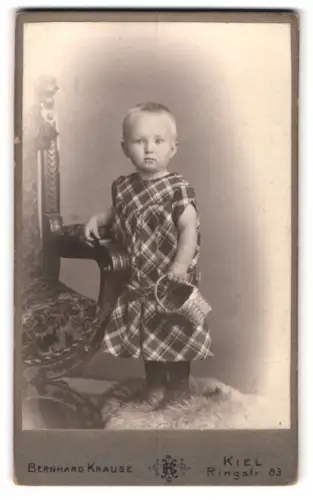 Fotografie Bernhard Krause, Kiel, Ringstr. 83, Kind mit kariertem Kleid