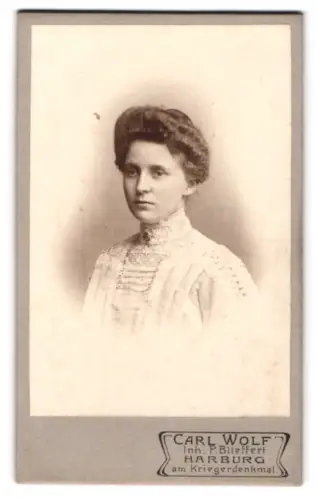 Fotografie P. Blieffert, Harburg, Am Kriegerdenkmal, Porträt einer jungen Dame
