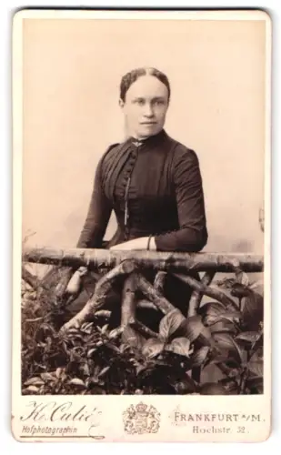 Fotografie Katharina Culie, Frankfurt am Main, Hochstr. 32, Dame in eleganter Pose