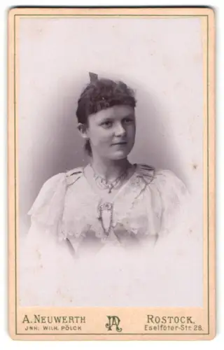 Fotografie Wilh. Pölck, Rostock, Eselföter-Str. 28, Elegantes Porträt einer jungen Frau