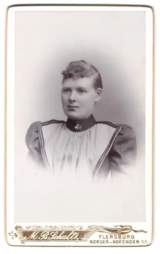 Fotografie M. B. Schultz, Flensburg, Norder-Hofenden 13, Porträt einer eleganten Frau