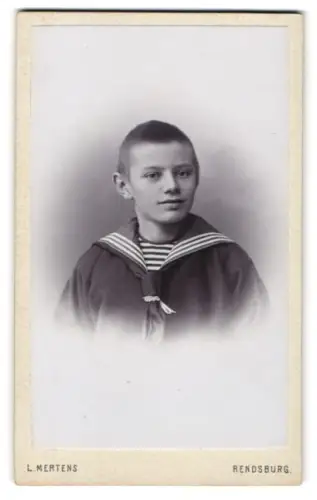 Fotografie L. Mertens, Rendsburg, Am Gymnasium, Porträt eines Jungen in Matrosenkleidung