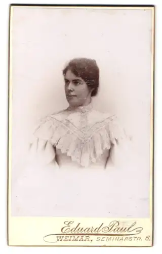 Fotografie Eduard Paul, Weimar, Seminarstr. 6, Porträt einer Frau im Spitzenkleid