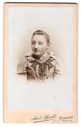 Fotografie Andr. Specht, Flensburg, Holm 12, Porträt einer Dame mit Halskette