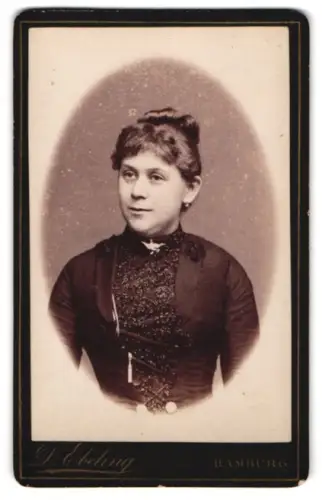 Fotografie D. Ebeling, Hamburg, Steinstrasse 159, Porträt einer Frau in dunkler Kleidung