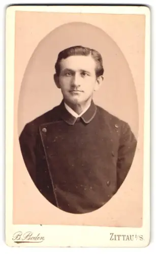 Fotografie B. Boden, Zittau i. S., Innere Grottauerstr., Porträt eines jungen Mannes