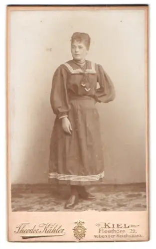 Fotografie Theodor Kähler, Kiel, Fleethörn 29, Frau in Matrosenkleid