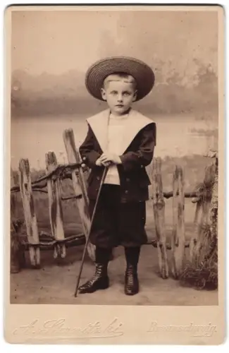Fotografie A. Sternitzki, Braunschweig, Junge mit Stock im Atelier