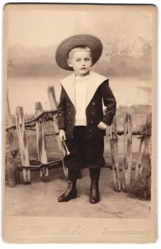 Fotografie A. Sternitzki, Braunschweig, Porträt eines Jungen mit Strohhut