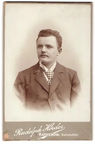 Fotografie Rudolph Höder, Rathenow, Bahnhofstrasse, Porträt eines jungen Mannes mit karierter Krawatte