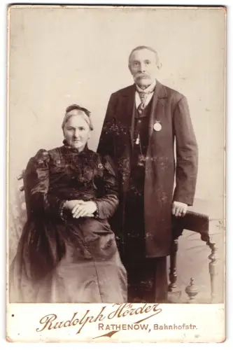 Fotografie Rudolph Höder, Rathenow, Bahnhofstrasse, Älteres Paar zusammen im Atelier