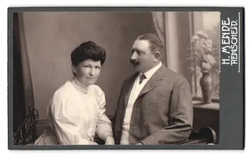 Fotografie H. Mende, Remscheid, Würdiges Paar im Atelier