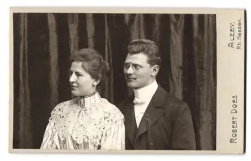 Fotografie Robert Does, Alzey /Rh. Hessen, Portrait eines eleganten Paars