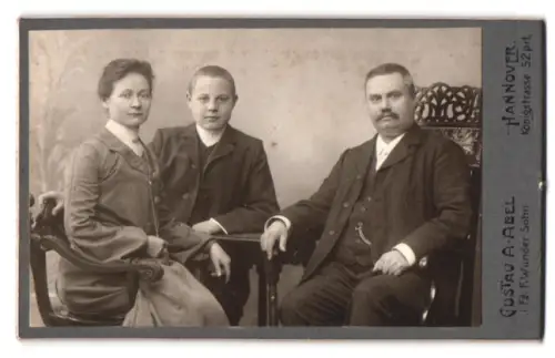 Fotografie Gustav A. Abel, Hannover, Königstrasse 52, Familienporträt mit drei Personen