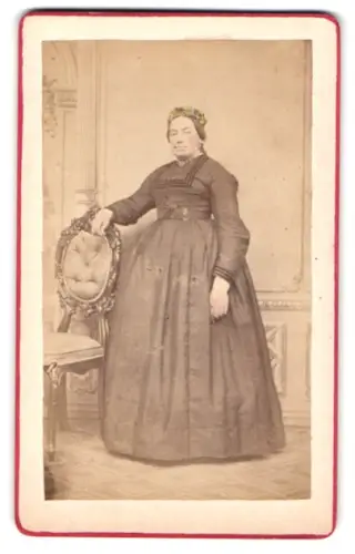 Fotografie unbekannter Fotograf und Ort, Frau in elegantem Kleid mit Blumenkranz im Haar, handkoloriert