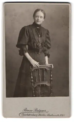 Fotografie Bruno Brügner, Berlin-Charlottenburg, Berlinerstr. 126a, Dame an einem Stuhl lehnend
