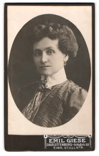 Fotografie Emil Giese, Charlottenburg, Schloss-Str. 68, Porträt einer eleganten Dame