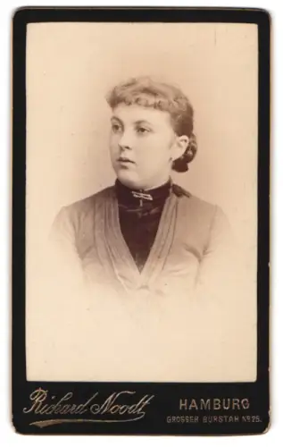 Fotografie Richard Noodt, Hamburg, Grosser Burstah 25, Elegantes Porträt einer Dame