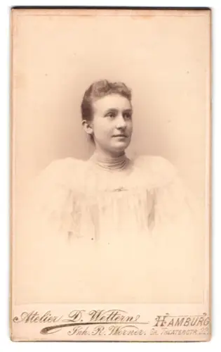 Fotografie D. Wettern, Hamburg, Grosse Theaterstrasse 22, Porträt einer Frau im eleganten Kleid