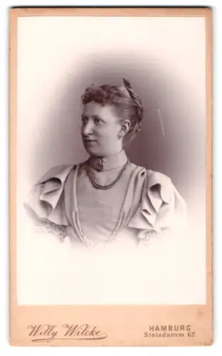 Fotografie Willy Wilcke, Hamburg, Steindamm 62, Porträt einer Dame in elegantem Kleid