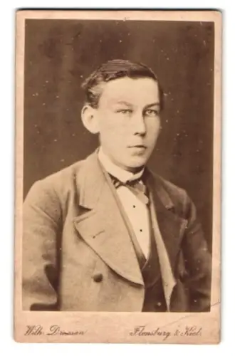 Fotografie Wilh. Dreesen, Flensburg, Norderstrasse 148, Porträt eines jungen Mannes im Anzug