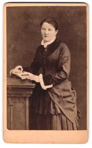 Fotografie B. Th. Barth, Cottbus, Turnstrasse 4, Dame mit Buch an einem Podest