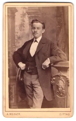 Fotografie A. Meiner, Zittau, Hospitalstrasse 2, Eleganter Herr mit Schirmmütze