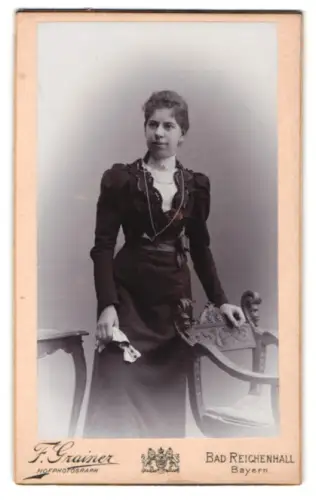 Fotografie F. Grainer, Bad Reichenhall /Bayern, Damenporträt mit Stuhl