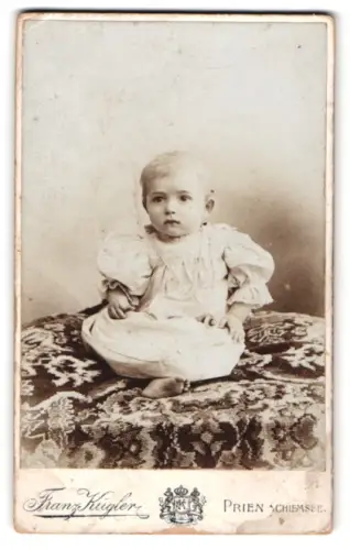 Fotografie Franz Kugler, Prien am Chiemsee, Kleinkind auf dekorativem Teppich