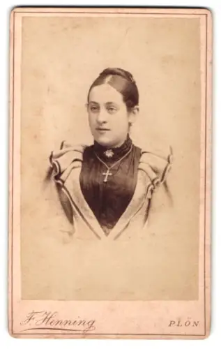Fotografie F. Henning, Plön, Schlossberg, Porträt einer Dame mit Kreuzhalskette