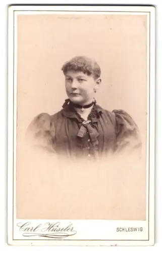 Fotografie Carl Huseler, Schleswig, Stadtweg 147, Portrait einer jungen Frau
