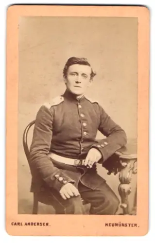 Fotografie Carl Andersen, Neumünster, Strömers Garten, Soldat vom Infanterie-Regiment Nr. 85 in Uniform