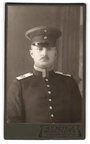 Fotografie H. C. Ketels, Neumünster, Kasernenstrasse 40, Unteroffizier vom Inf.-Rgt. Nr. 163 in Uniform mit Schirmmütze