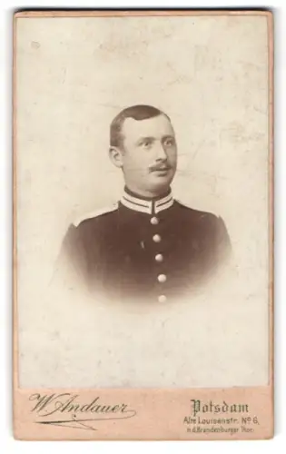 Fotografie Wilhelm Andauer, Potsdam, Alte Louisenstrasse 6, Garde-Soldat von Infanterie-Regiment in Uniform