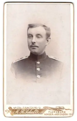 Fotografie M. B. Schultz, Flensburg, Norder-Hofenden 13, Soldat von Infanterie-Regiment in Uniform