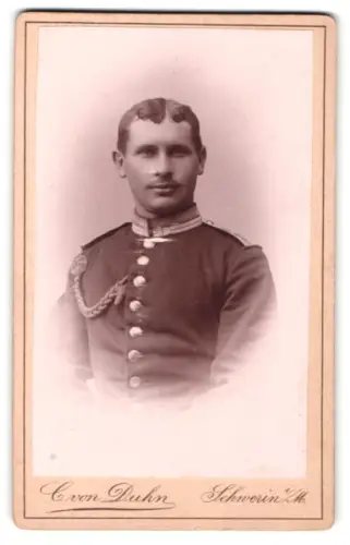 Fotografie C. von Duhn, Schwerin i. M., Rostocker Str. 8, Garde-Unteroffizier in Uniform mit Schützenschnur 1. Stufe