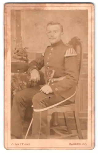 Fotografie G. Matthias, Magdeburg, Braune Hirsch-Strasse 4, Spielmann in Uniform mit Krätzchen und Säbel
