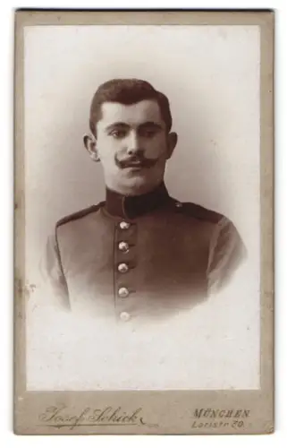 Fotografie Josef Schick, München, Loristr. 30, Soldat in Uniform