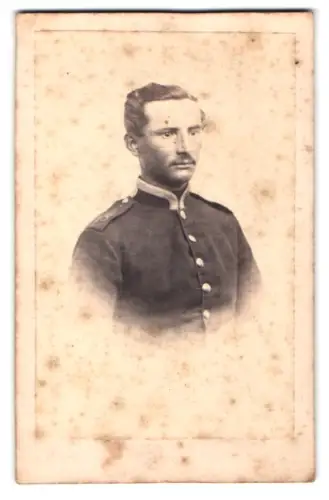 Fotografie unbekannter Fotograf und Ort, Unteroffizier vom Regiment Nr. 48 in Uniform